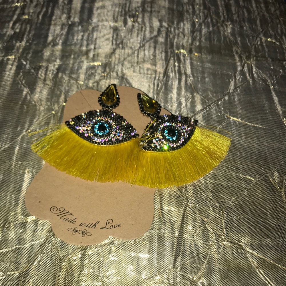 1 X 5 or 2 for 8Yellow drop above 👁 small crystals around the 👁